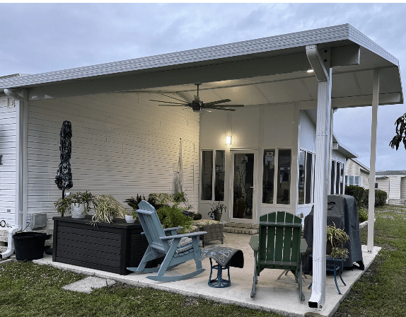 Pool enclosure / screen room by Bluehaven Builders