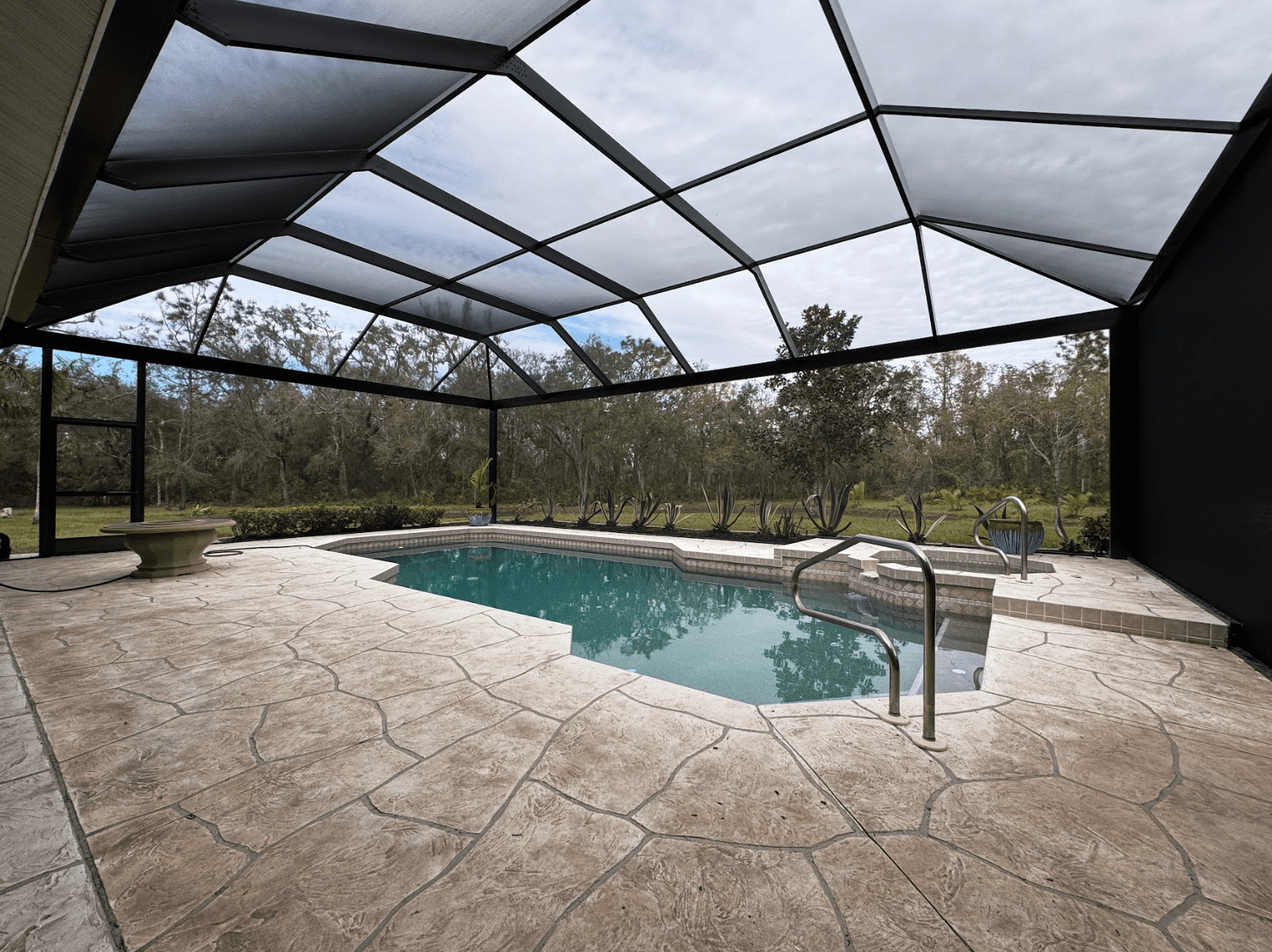 Pool enclosure / screen room by Bluehaven Builders