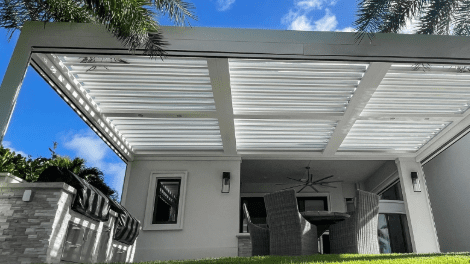 Pool enclosure / screen room by Bluehaven Builders