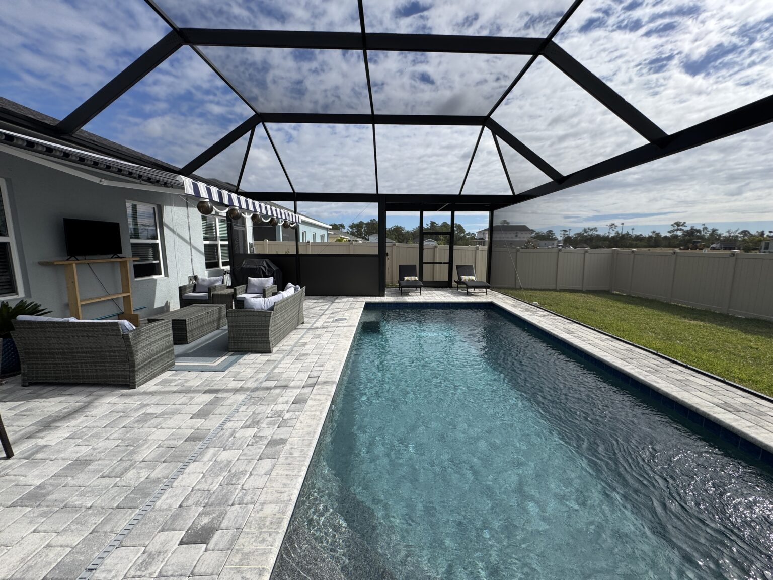 Pool enclosure / screen room by Bluehaven Builders